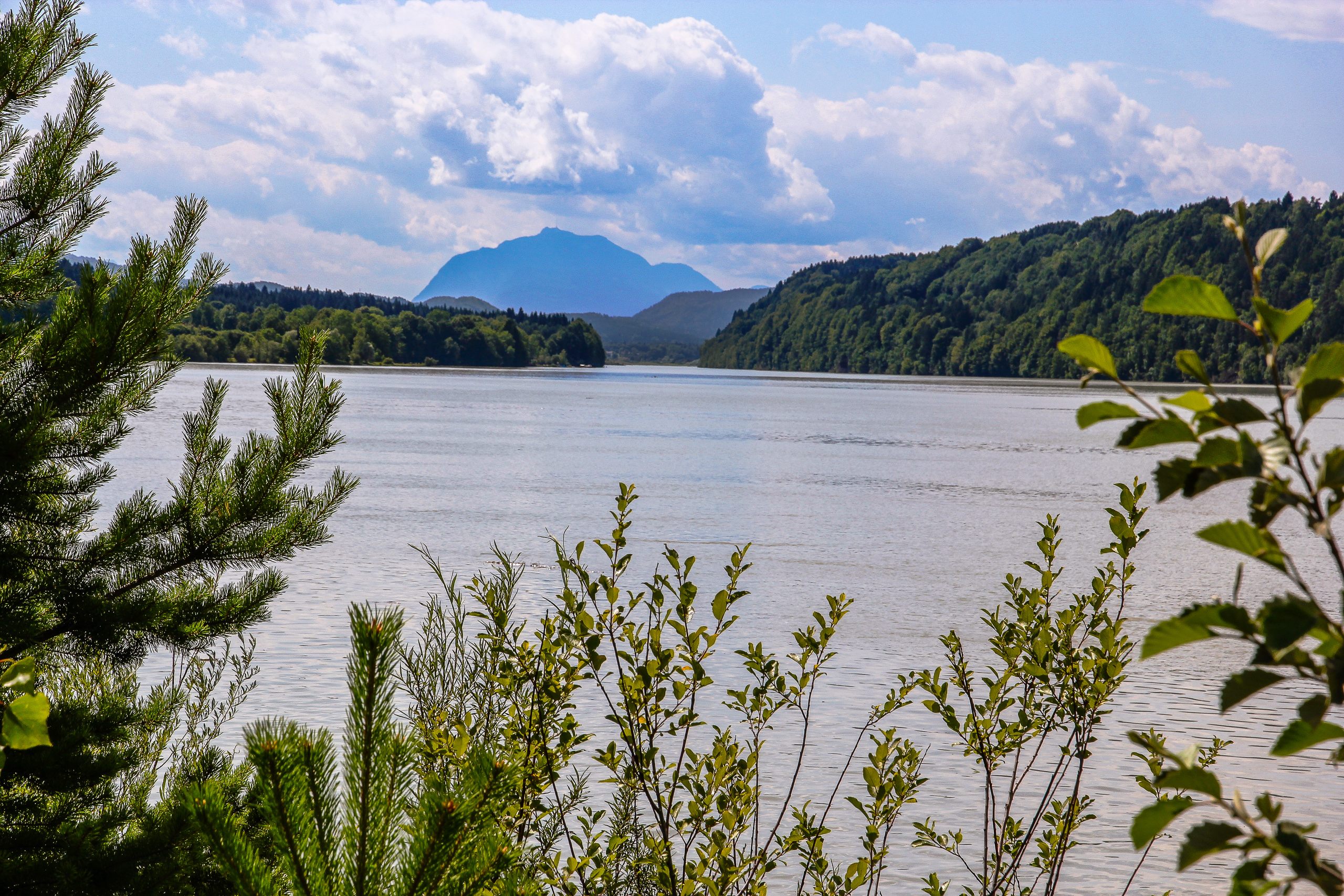 Die aufgestaute Drau, still und breit, am Horizont ein markanter Berg